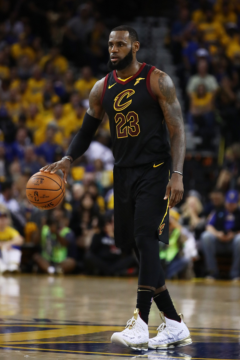 尼克斯逆转青岛队，詹姆斯高光表现