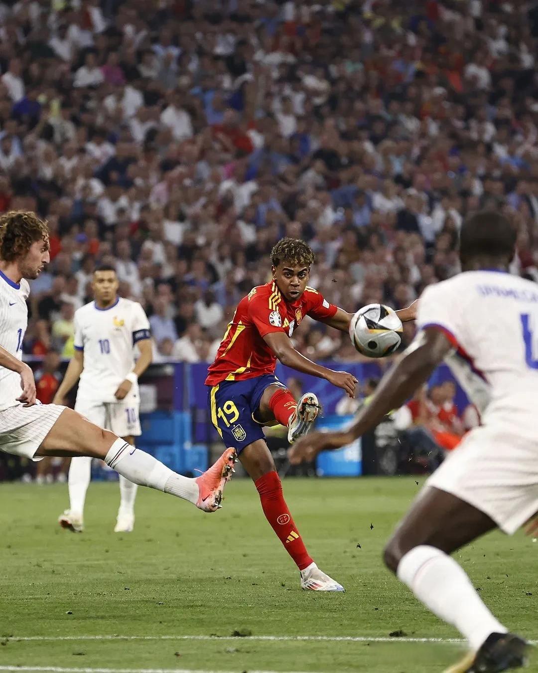 巴黎轻取里昂，内马尔带队取胜