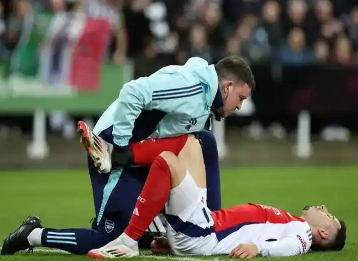 那不勒斯鏖战勒沃库森，马丁内利高光表现